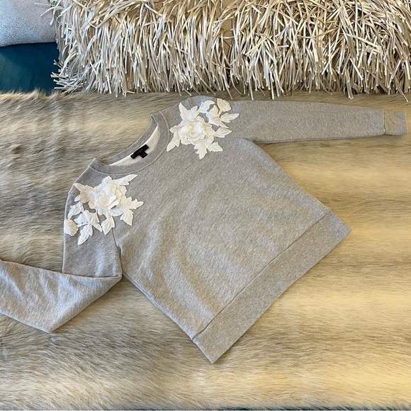 J. CREW Gray Long Sleeve White Floral Shoulders Crewneck XS Sweatshirt Cropped - Picture 1 of 11